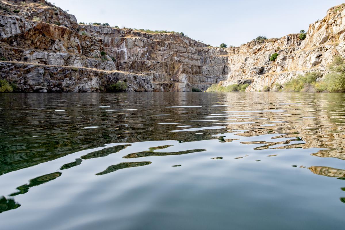 Una ruta de senderismo que bordea un embalse