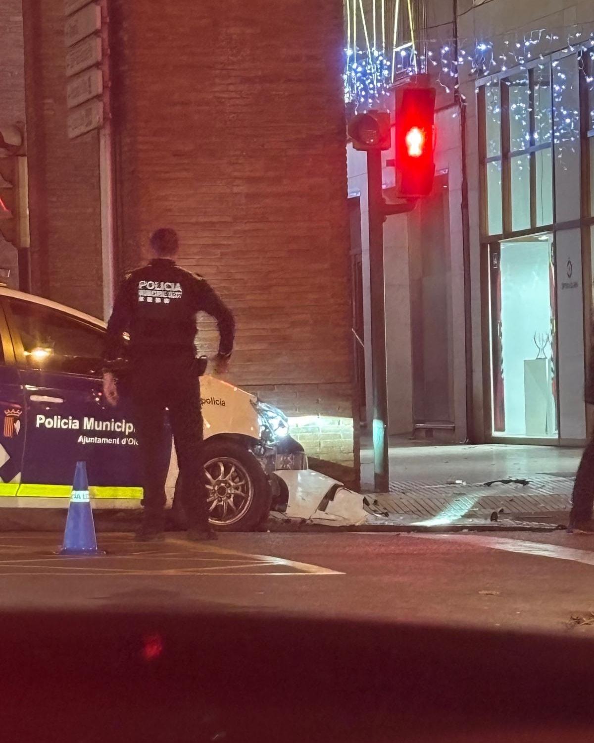 El vehicle de la policia accidentat i un dels agents
