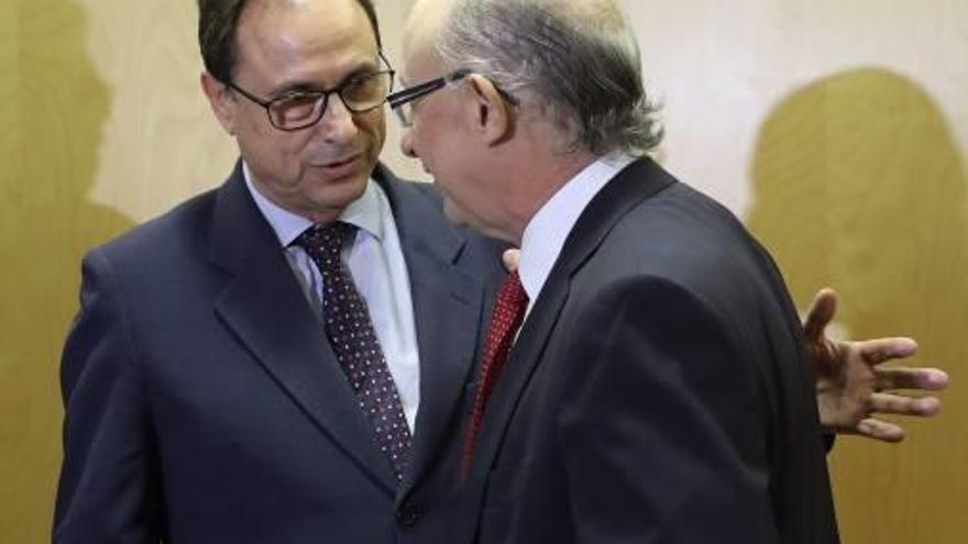 Vicent Soler junto a Cristóbal Montoro, ayer en Madrid.