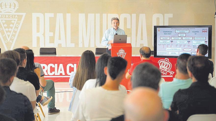 Adidas prepara una camiseta grana y dorada para el Real Murcia 22-23