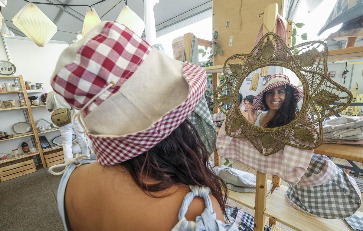 Arantxa Arenas posa con uno de sus sombreros Gracioseros, con el que rescata la prenda típica canaria.