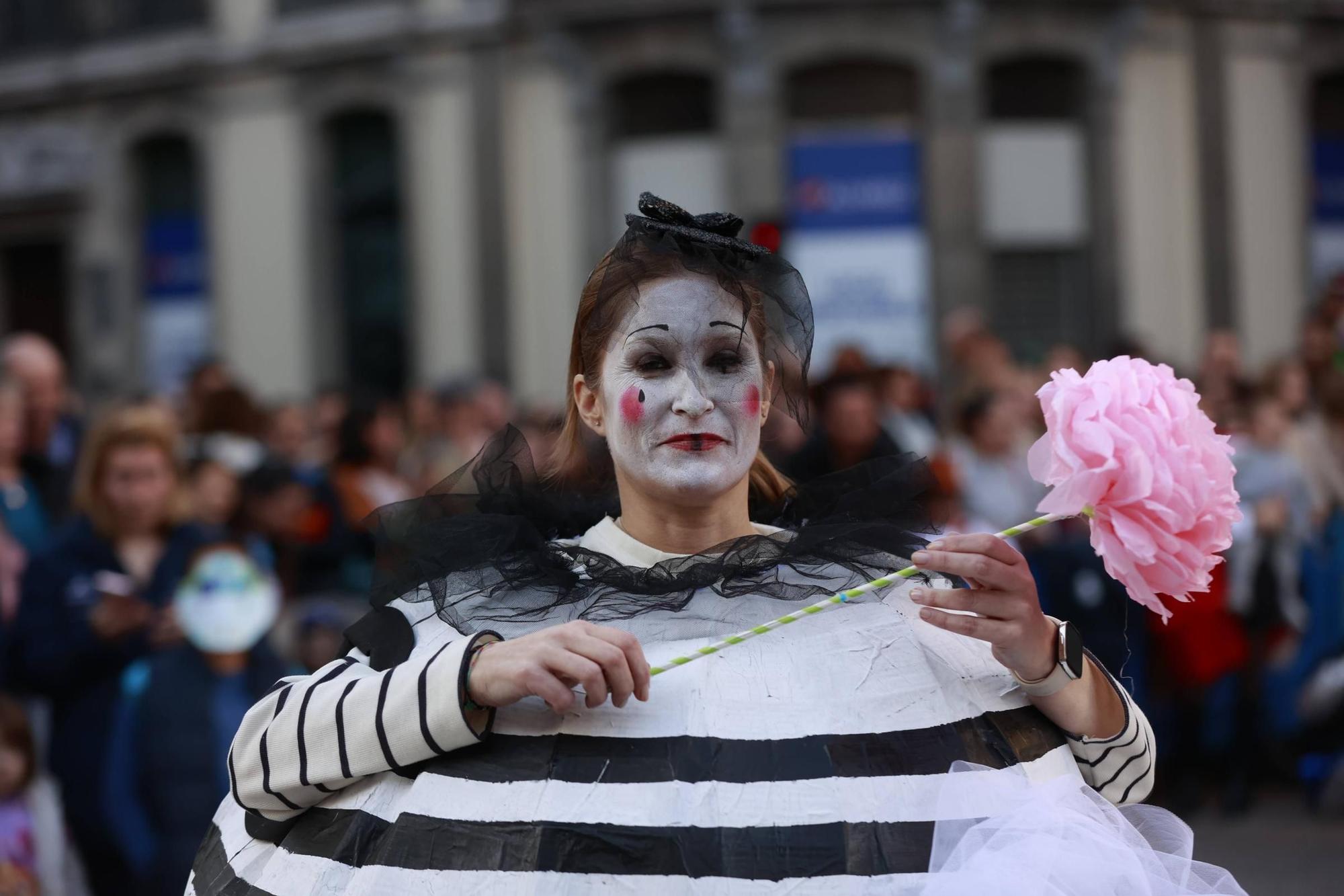 El Carnaval llena de color y alegría las calles de Oviedo