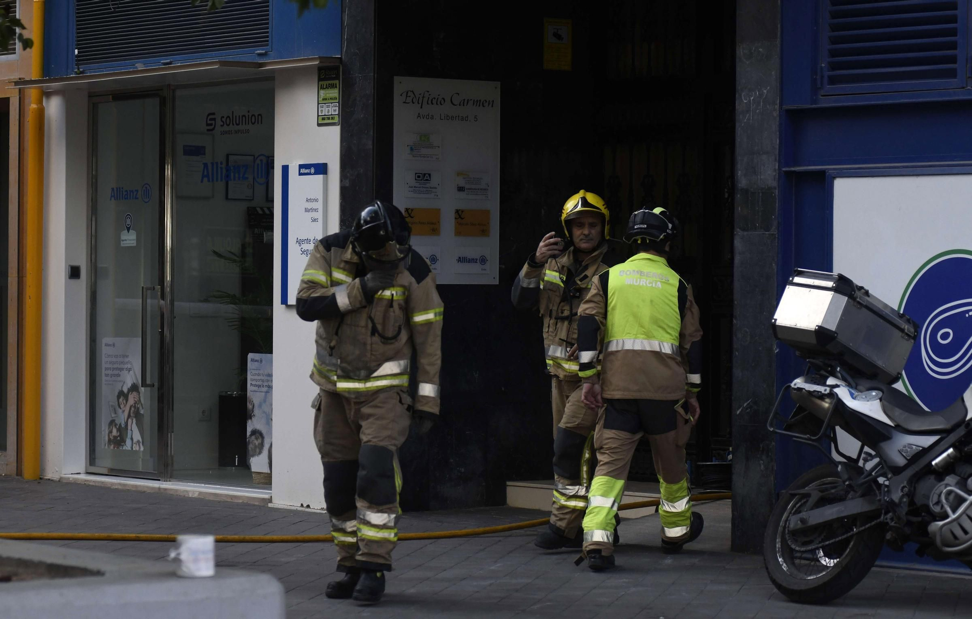 El incendio de un edificio en la Plaza Condestable, en imágenes