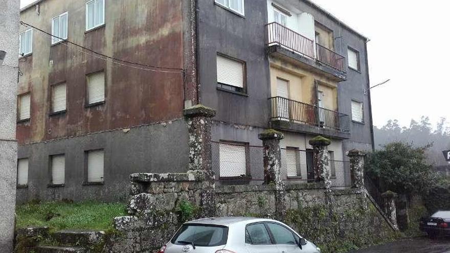 La casa de profesores, junto al edificio consistorial. // Faro