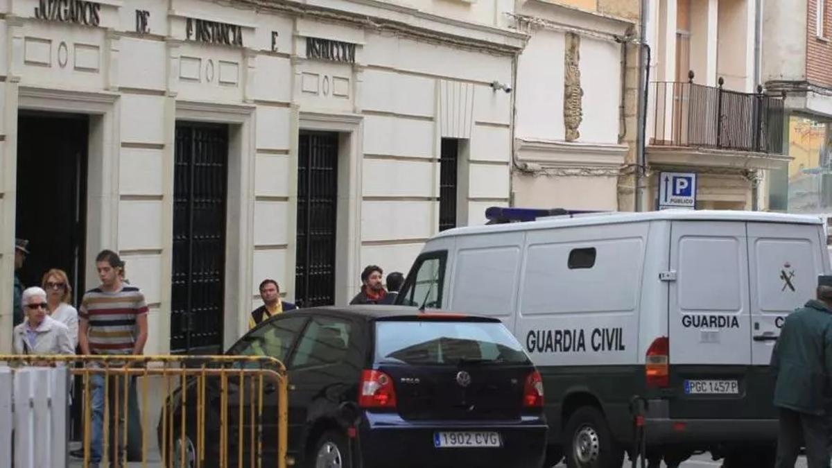 Un furgón de la Guardia Civil llega a los juzgados.