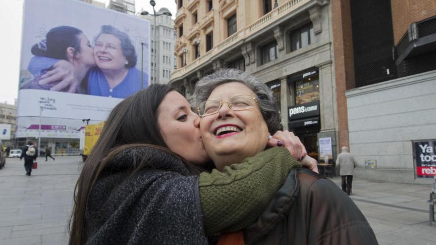 Raquel y su abuela repiten su selfie con el gran cartel ya puesto en la Gran Vía de Madrid