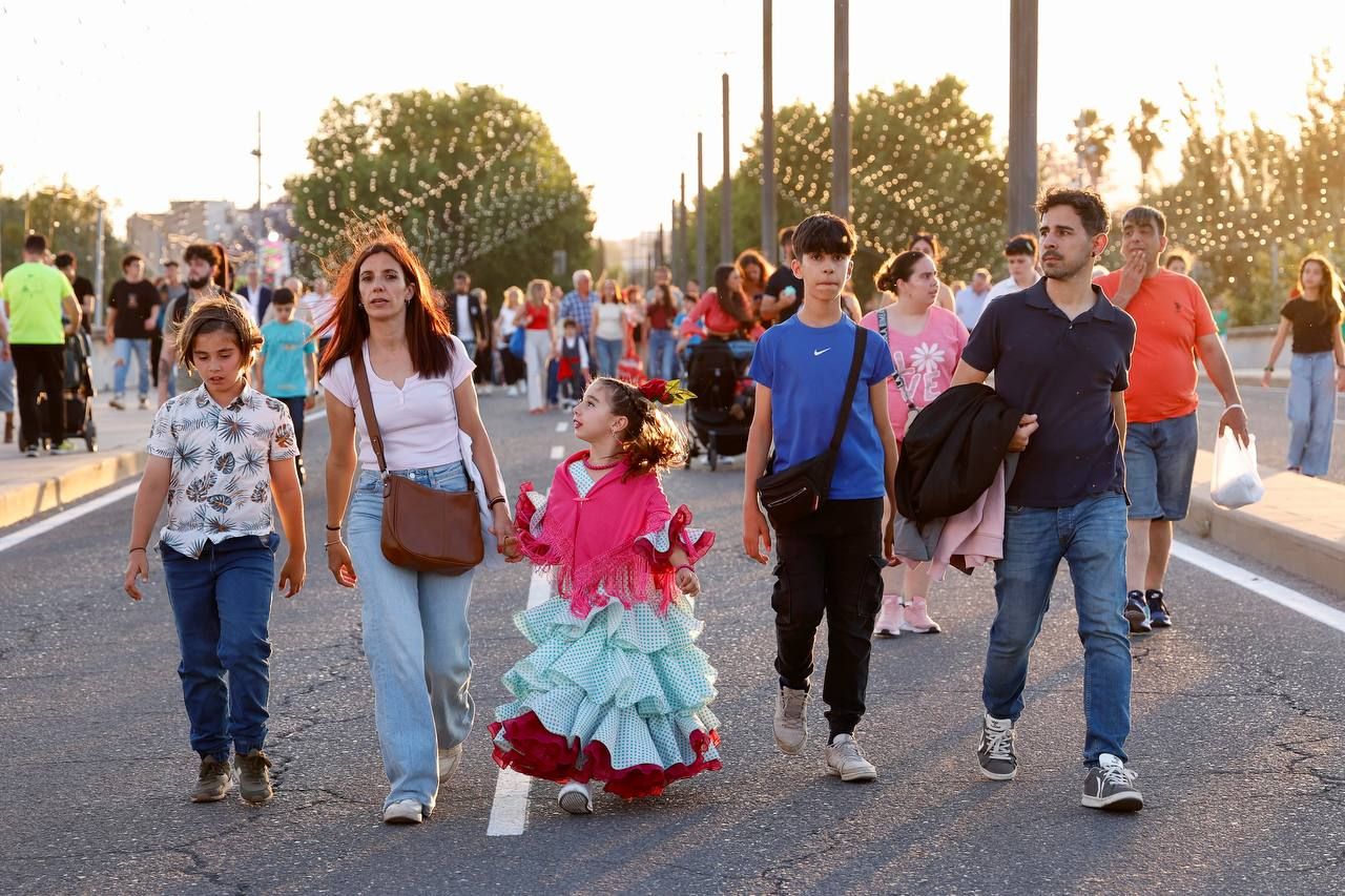 El Arenal se anima desde primera hora en el día del inicio de la Feria de Córdoba