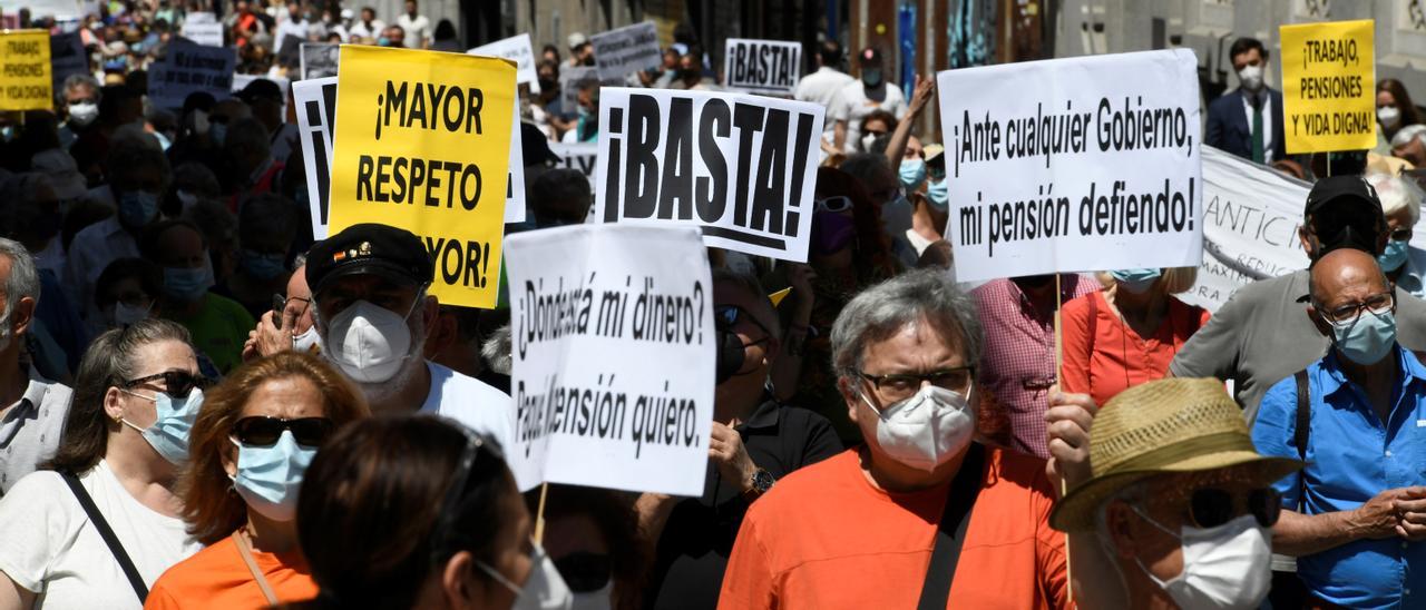 Un millar de personas protestan en Madrid contra los recortes de las pensiones