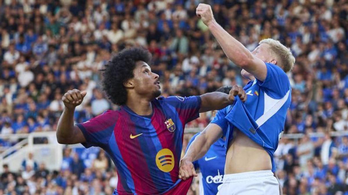 Karim Adeyemi pugna amb Alex Cochrane durant el partit. | DANI BARBEITO