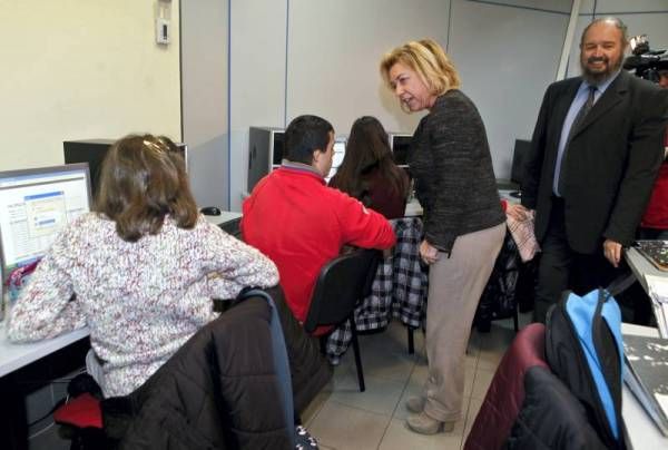Fotogalería: Visita de Dolores Serrat al taller de profesional de Disminuidos Físicos de Aragón