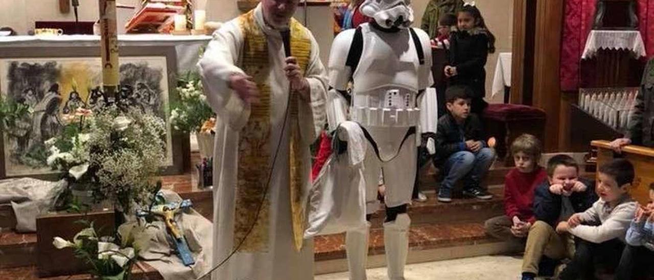 Castañón, junto a un soldado imperial, en la misa infantil del pasado domingo.