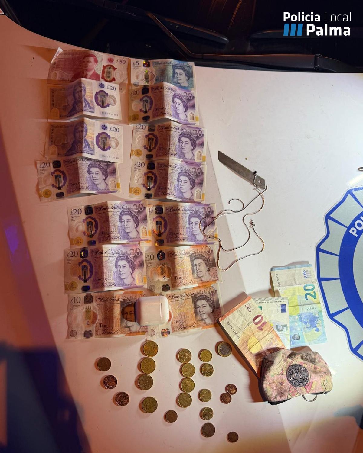 Dinero y efectos recuperados por los agentes.