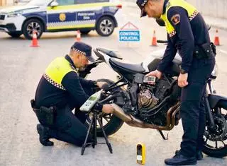 Uno de cada cuatro controles a motos y patinetes acaba en infracción en Elda