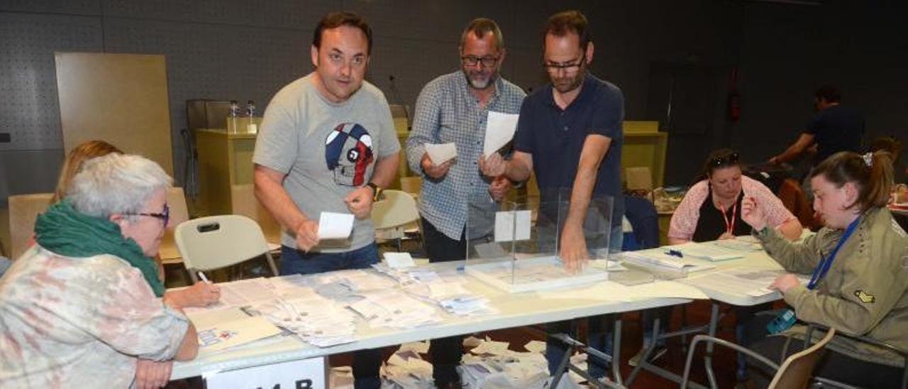 Recuento de votos en una mesa del Auditorio de Vilagarcía, en 2019. |   // NOÉ PARGA