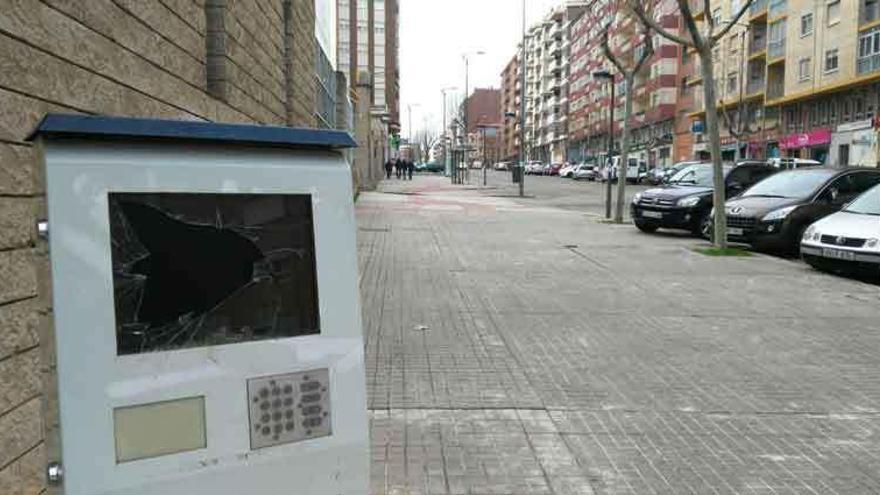 Una pantalla de alquiler de bicicletas, rota por los vándalos.