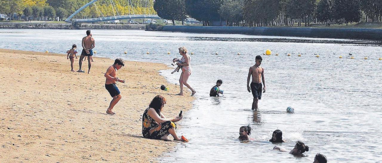 Usuarios bañistas en la playa del Lérez.