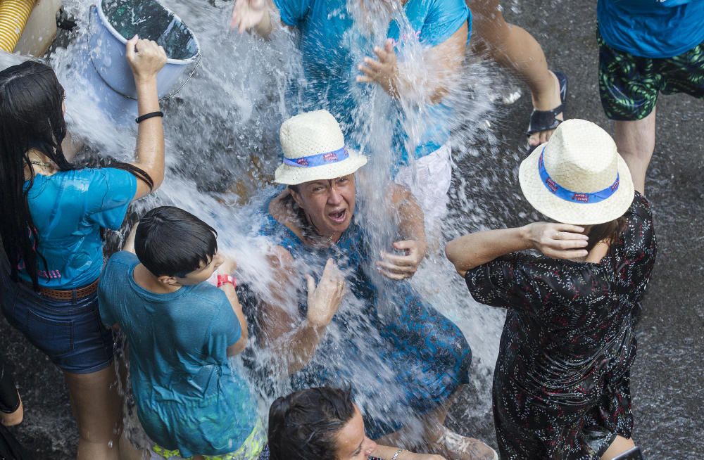 Una refrescante "poalá" para encarar el final de fiesta del Raval Roig