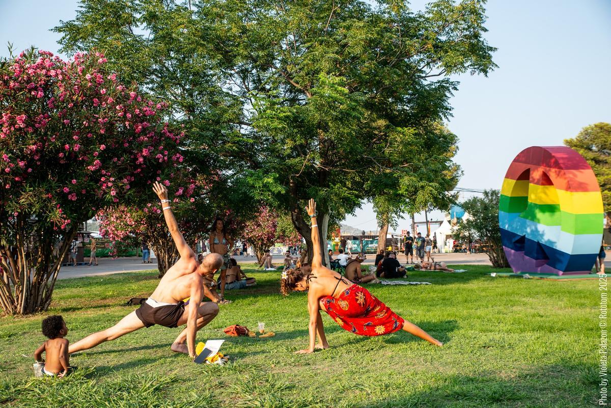 Público del Rototom en algunas de las zonas verdes del recinto.