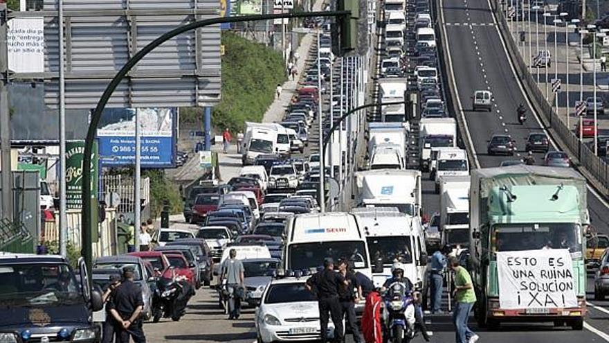 La marcha lenta de camiones provocó serias dificultades en el tráfico de acceso a Vigo.