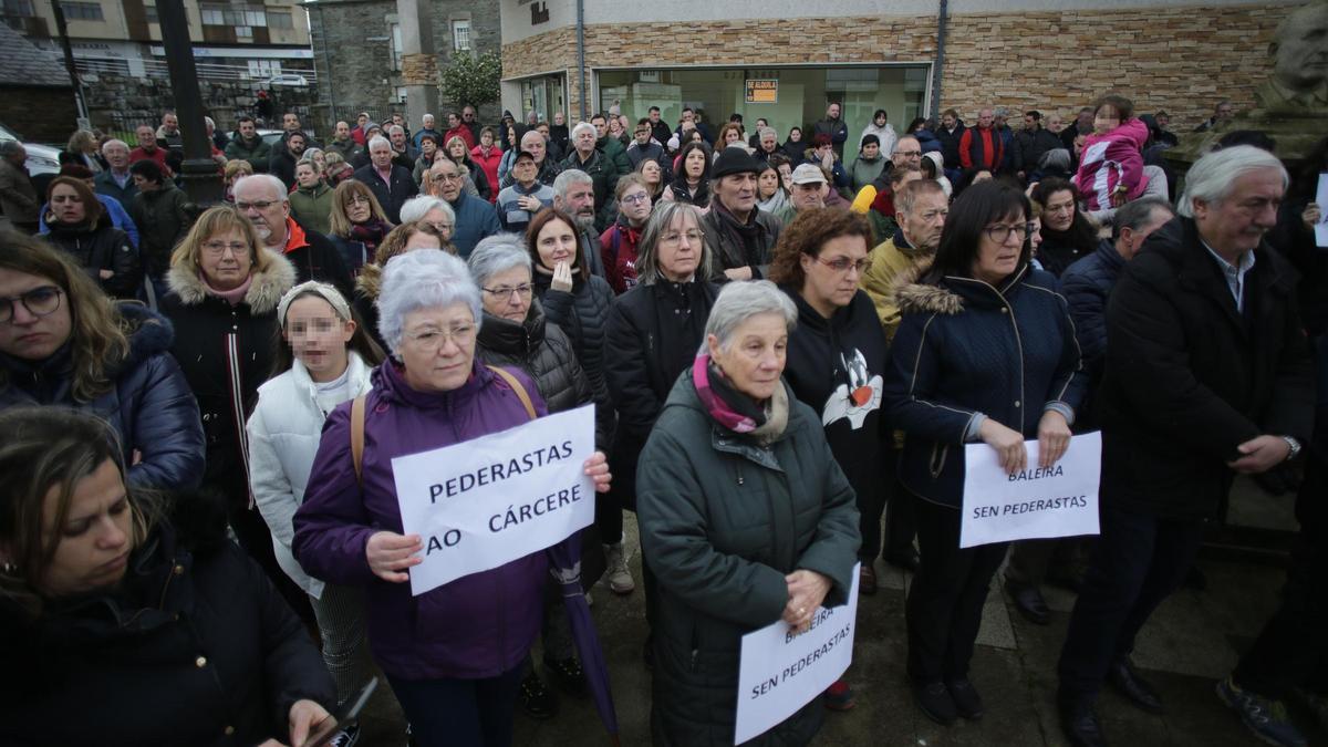 Concentración de repulsa por la violación de una menor en Baleira, Lugo