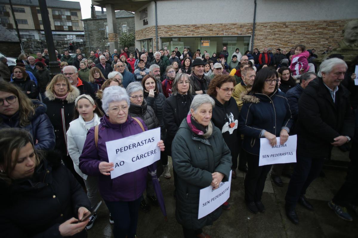 Concentración de repulsa por la violación de una menor en Baleira, Lugo