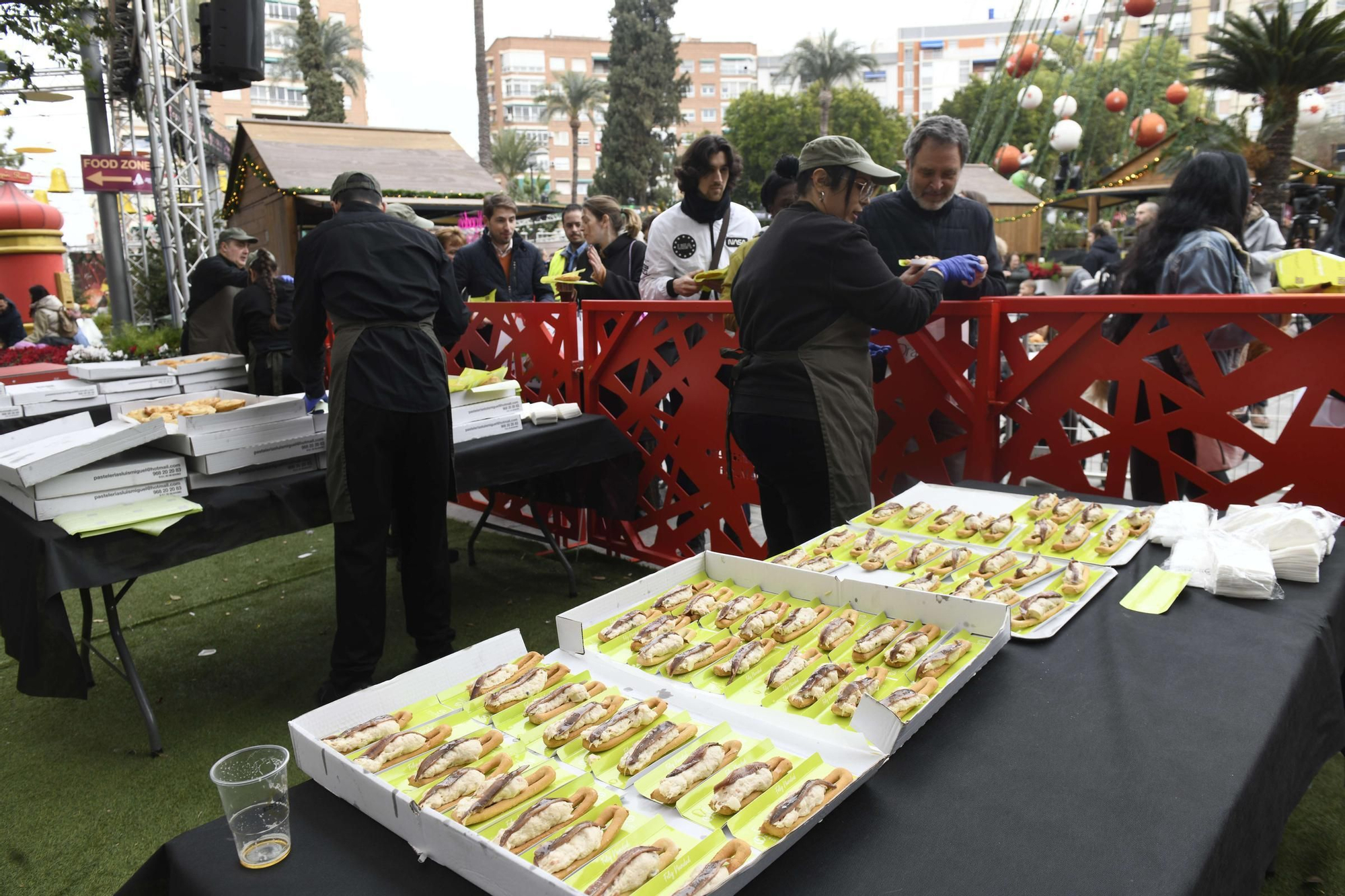 Reparto de pasteles de carne y marineras en la Plaza Circular de Murcia
