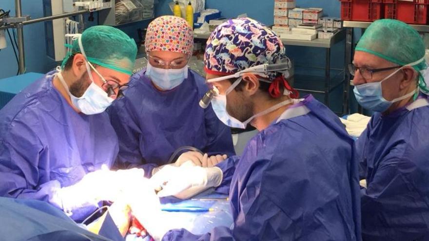 Médicos practican una operación.