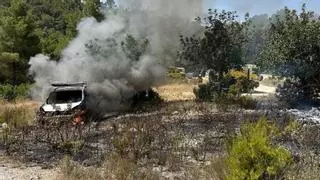 Arde un coche y prende fuego a una zona de vegetación en Ibiza