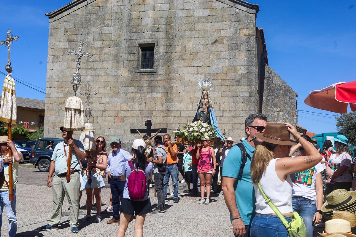 Los pendones de Fariza custodian a la Virgen del Castillo en la vuelta a su morada
