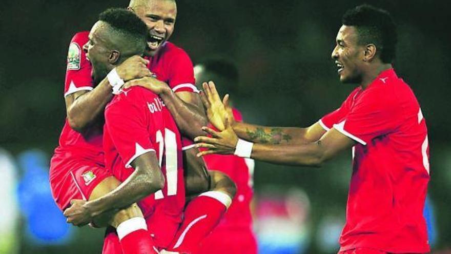 Kily se abraza con Balboa tras marcar el gol de la victoria.