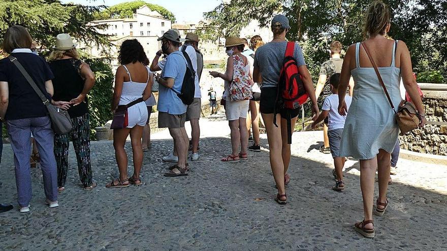 Un grup de turistes a Besalú a finals de l&#039;últim estiu.