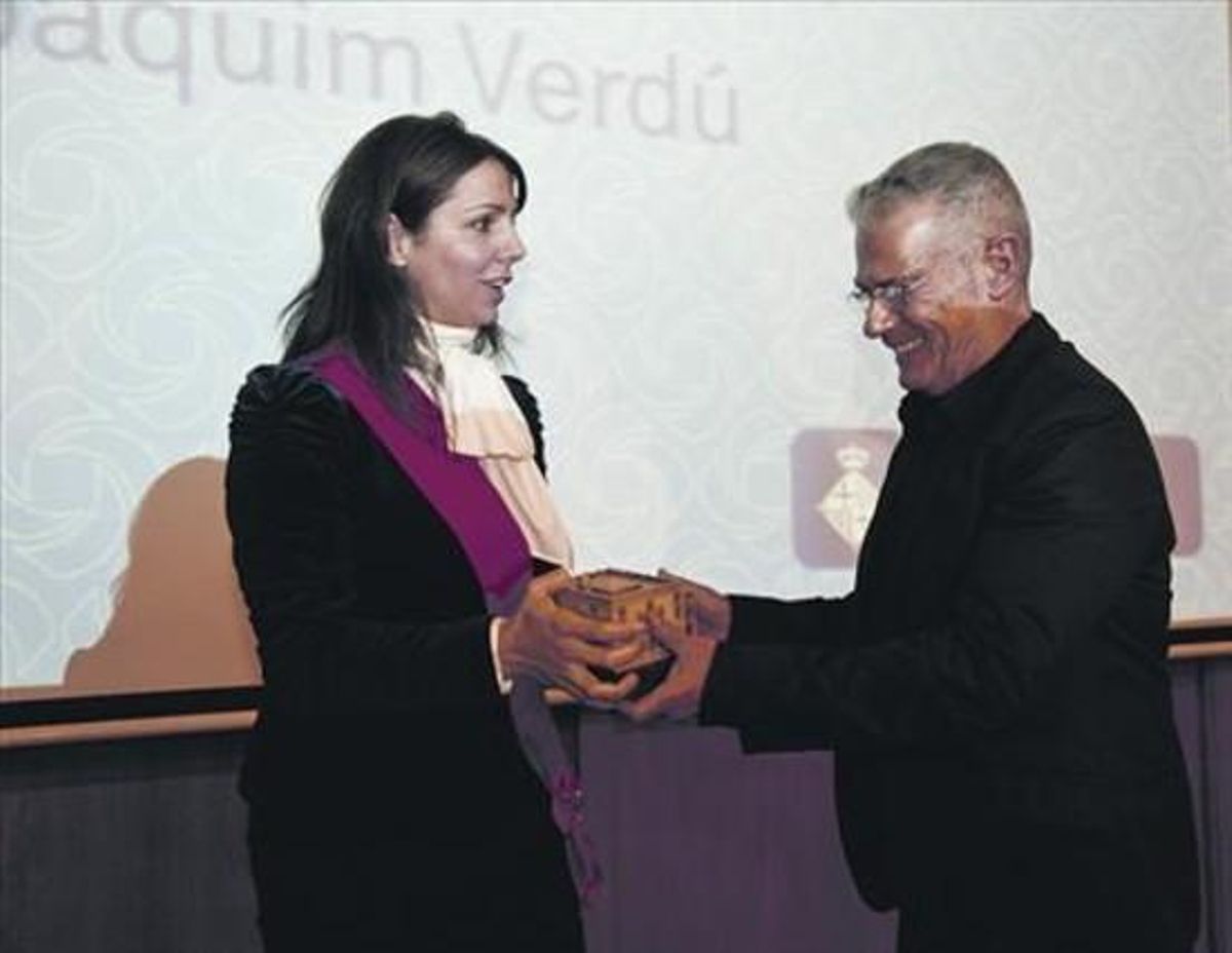 Celebració8 Francina Vila, regidora del districte, entrega el premi a Joaquim Verdú. Celebració8 Francina Vila, regidora del districte, entrega el premi a Joaquim Verdú.
