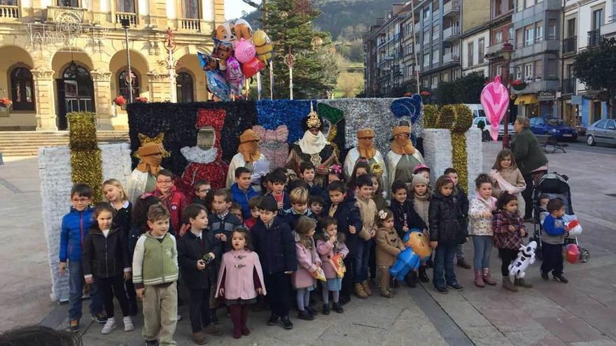 Aliatar y sus ayudantes con un grupo numeroso de niños, en el &quot;photocall&quot;.