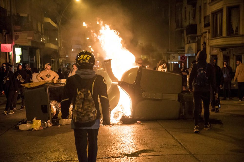 Càrregues i contenidors cremats al centre de Manresa al final de la protesta a la caserna