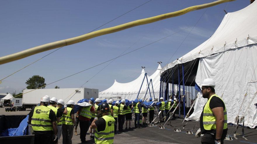 Un grupo de trabajadores, iniciando ayer el montaje de la carpa del Circo del Sol en la explanada de Marina Civil. | JUAN PLAZA