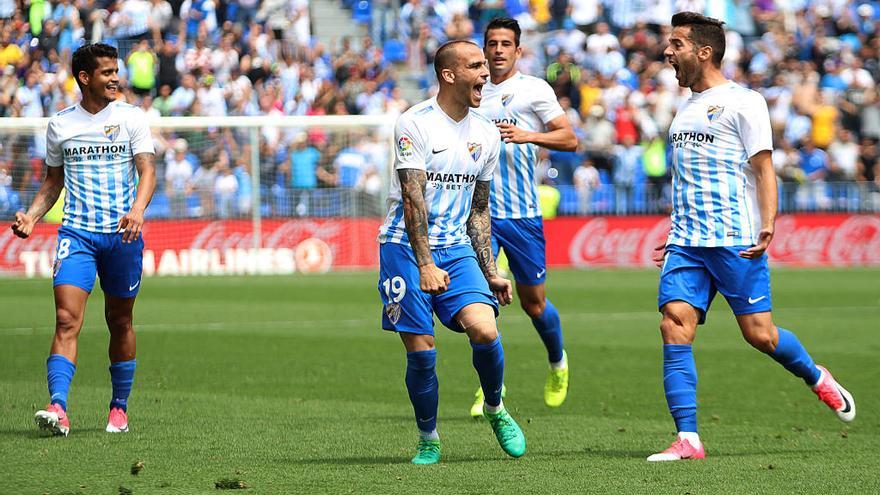 Los jugadores del Málaga celebran el gol de Sandro en el partido contra el Valencia.