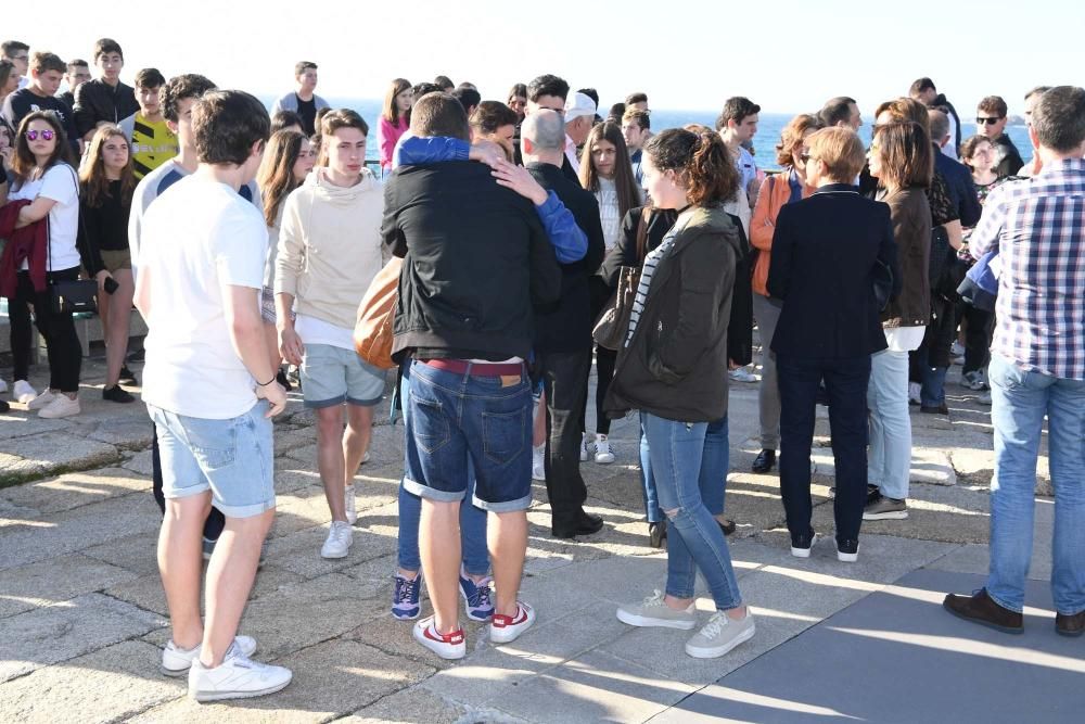 Homenaje en el Orzán al joven ahogado en la playa