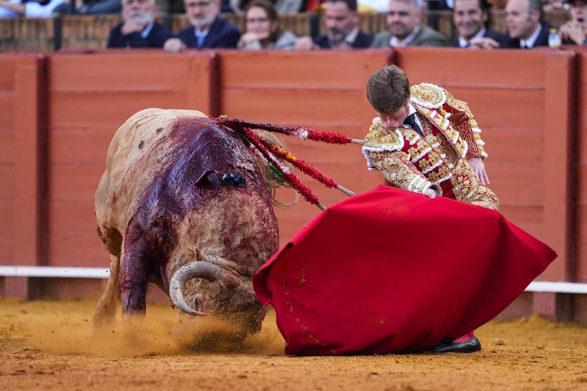 El diestro Borja Jiménez en su faena en la Maestranza.