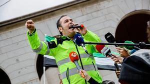 El presidente de la Plataforma para la Defensa del Sector del Transporte de mercancías por Carretera, Manuel Hernández, ofrece declaraciones a los medios.