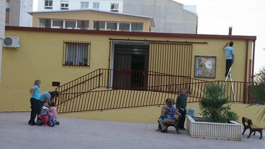 La escuela Els Peixos no ha podido atender las necesidades de 36 familias.