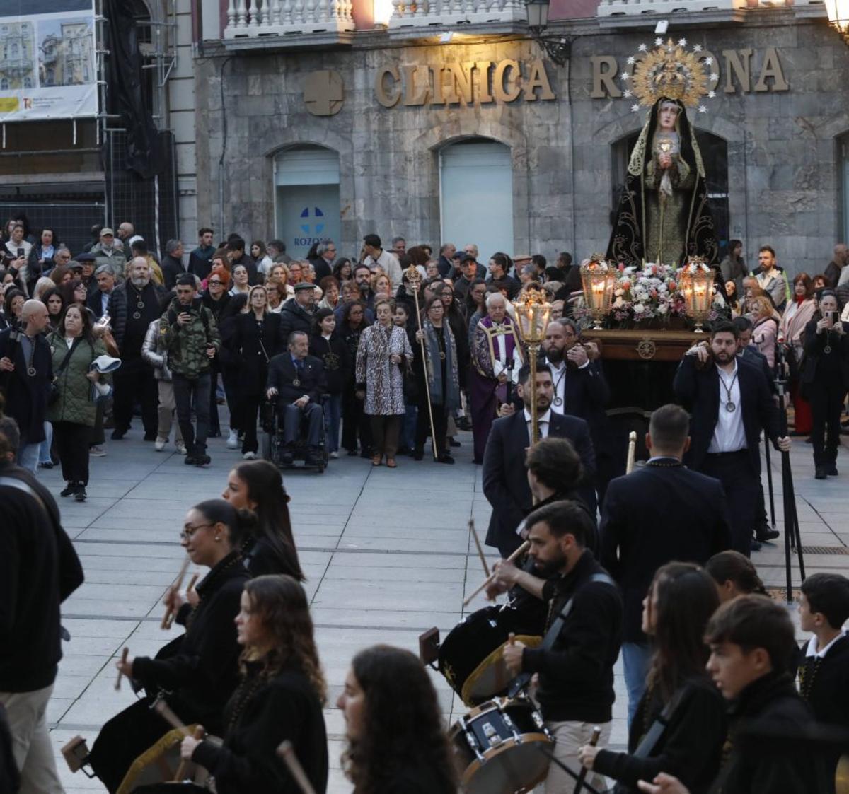 La Dolorosa avanza entre multitudes hacia San Nicolás | M. VILLAMUZA