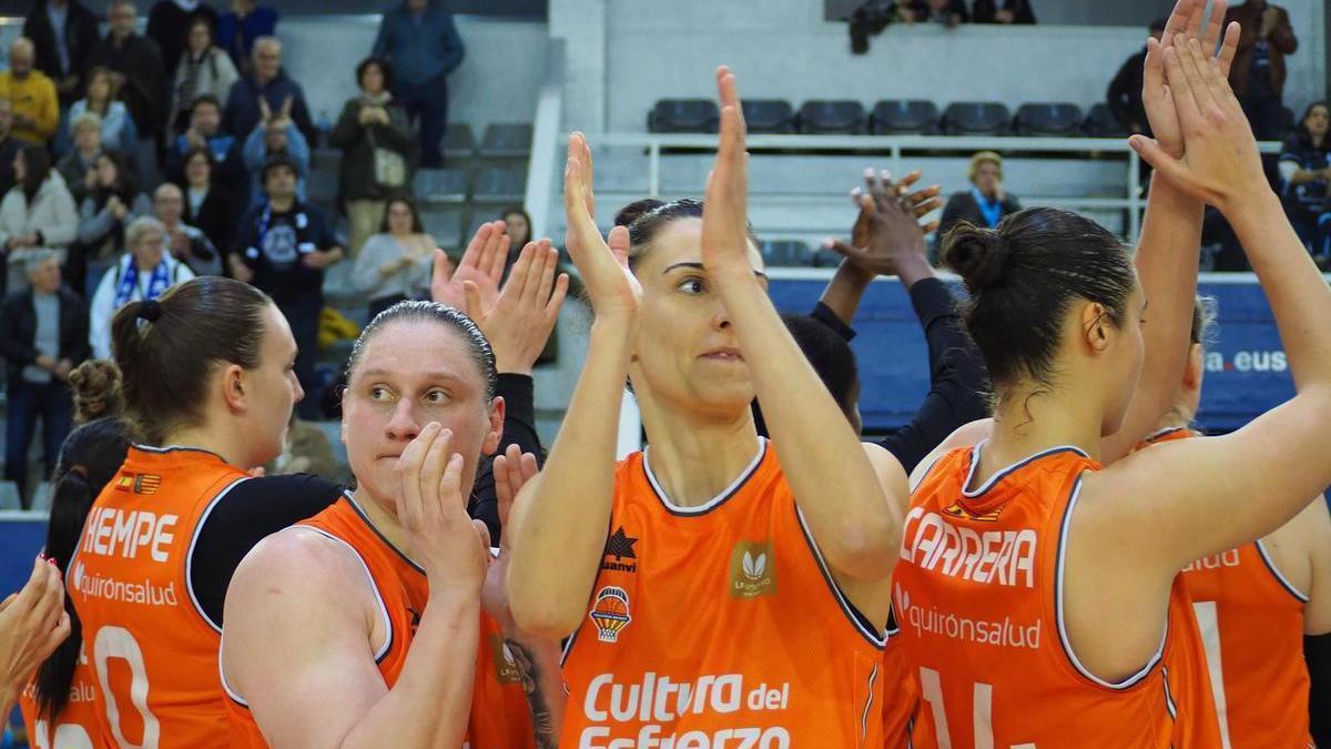 Las jugadoras del Valencia Basket celebran el triunfo ante el IDK Euskotren
