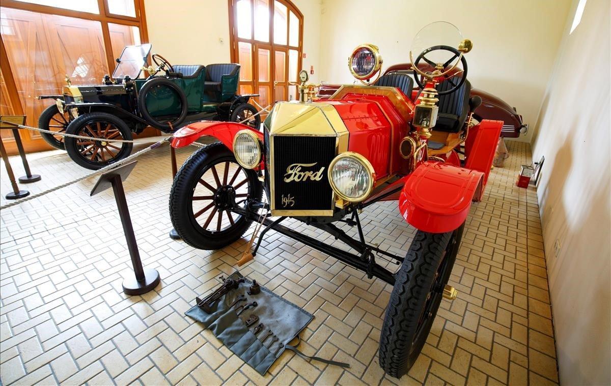 Fotografía de un vehículo Ford T Speedster, producido en 1915, exhibido en la colección de vehículos y carruajes del Museo Helikon Castle, este lunes en Keszthely (Hungría). Conocido como el primer vehículo comercial, el Ford T se produjo durante dos décadas y se vendieron cerca de 16.5 millones de unidades.