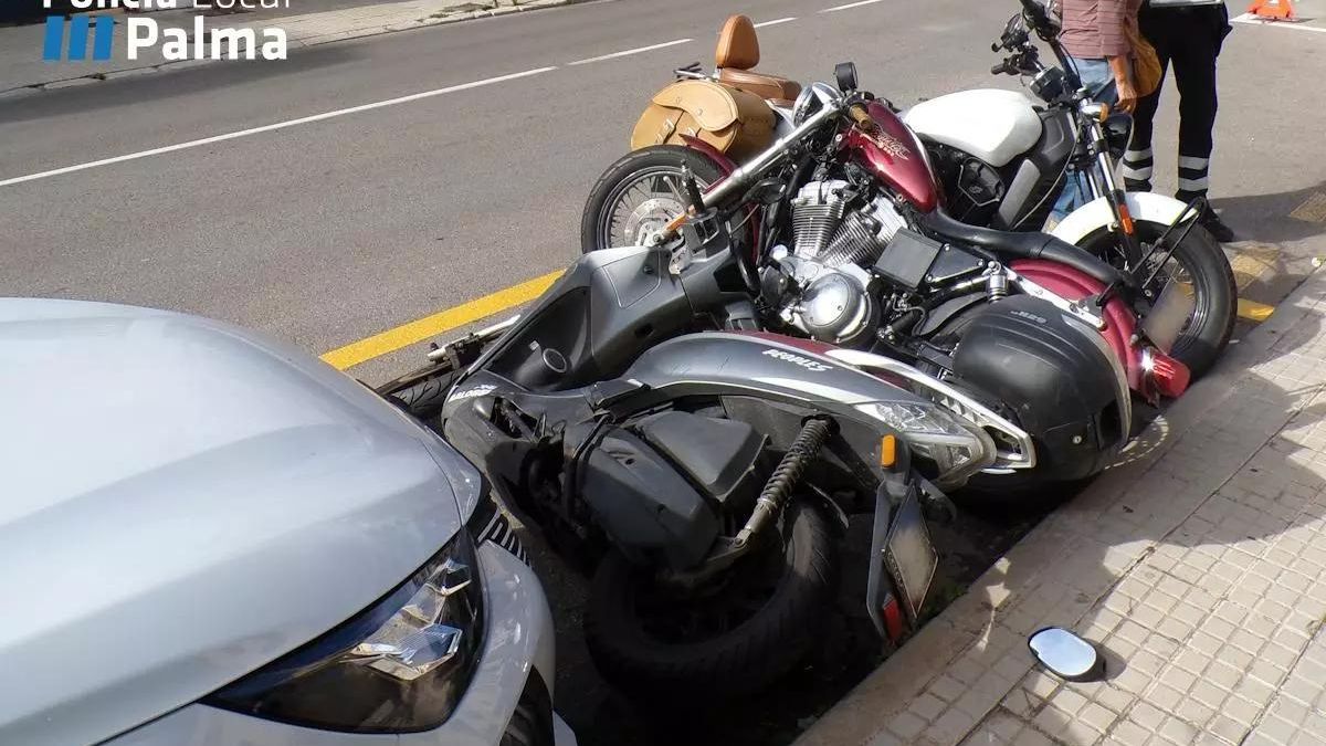 Una conductora se asusta por una araña y se estrella contra un coche y tres motos aparcadas en Palma