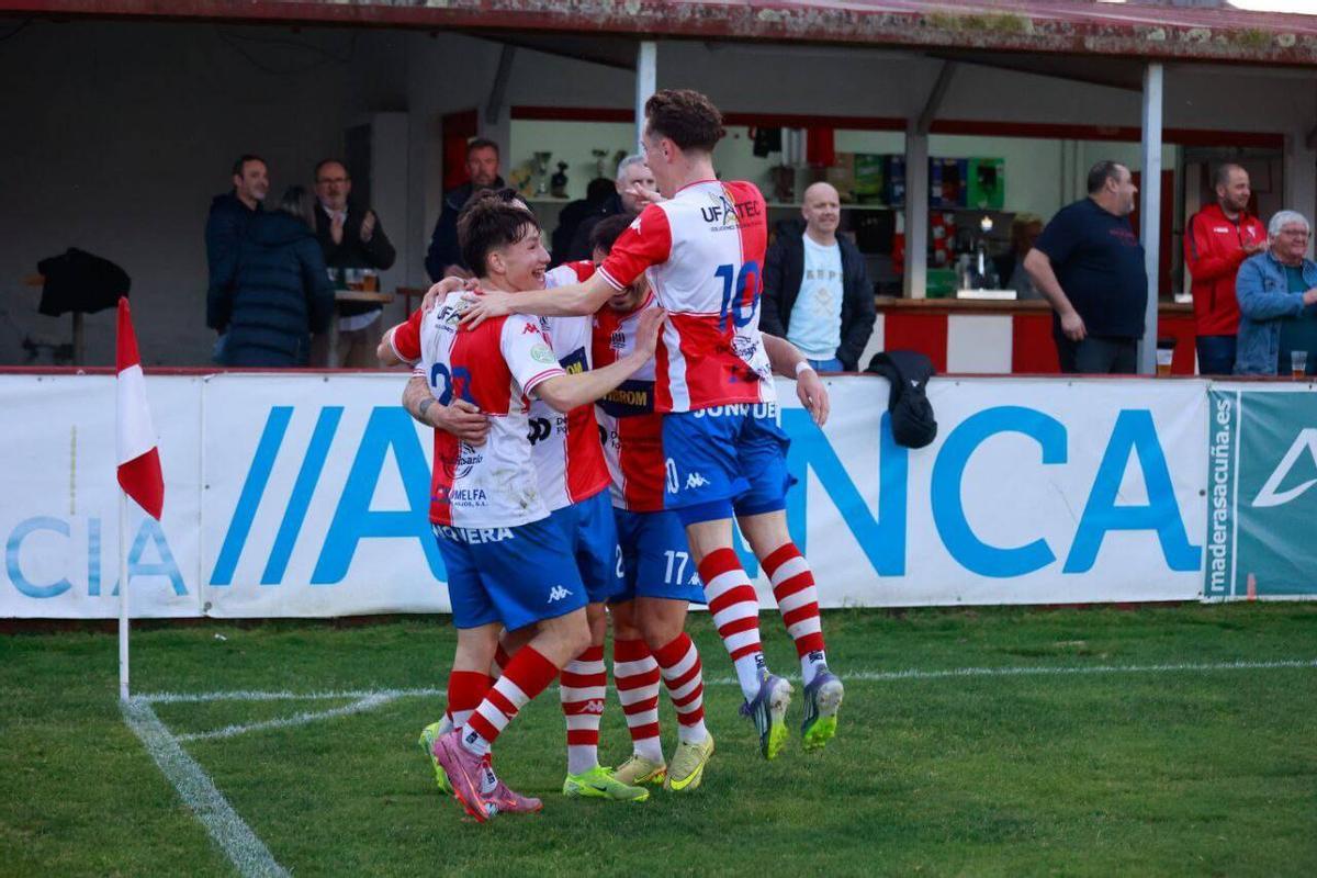 Los jugadores del Arosa celebran el tanto dse Álex Rey, que abrió el marcador.