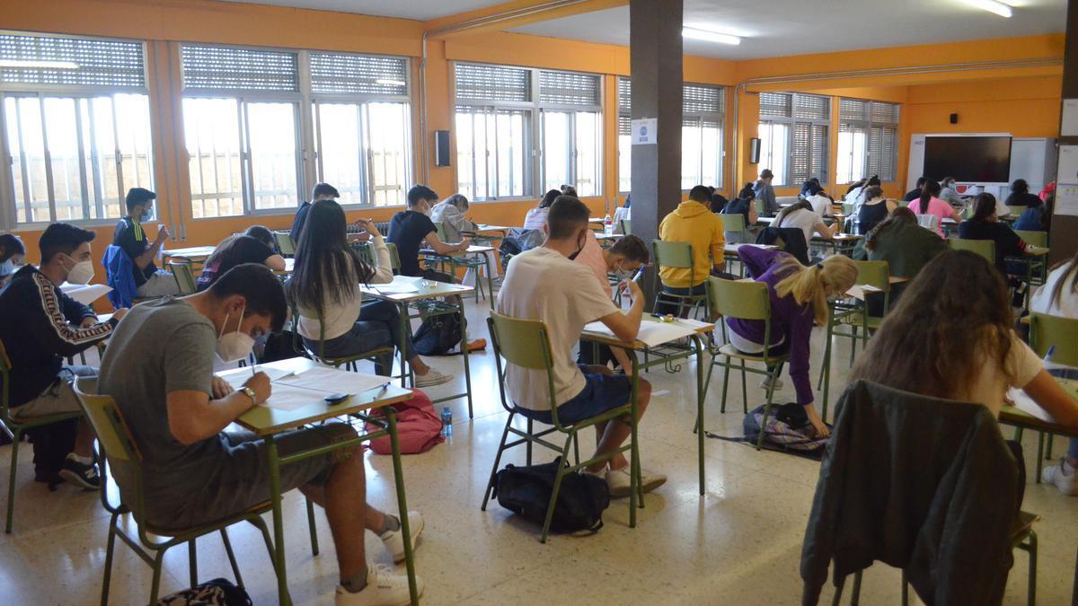 Alumnos de Benavente en la sala de usos múltiples del IES León Felipe. / E. P.