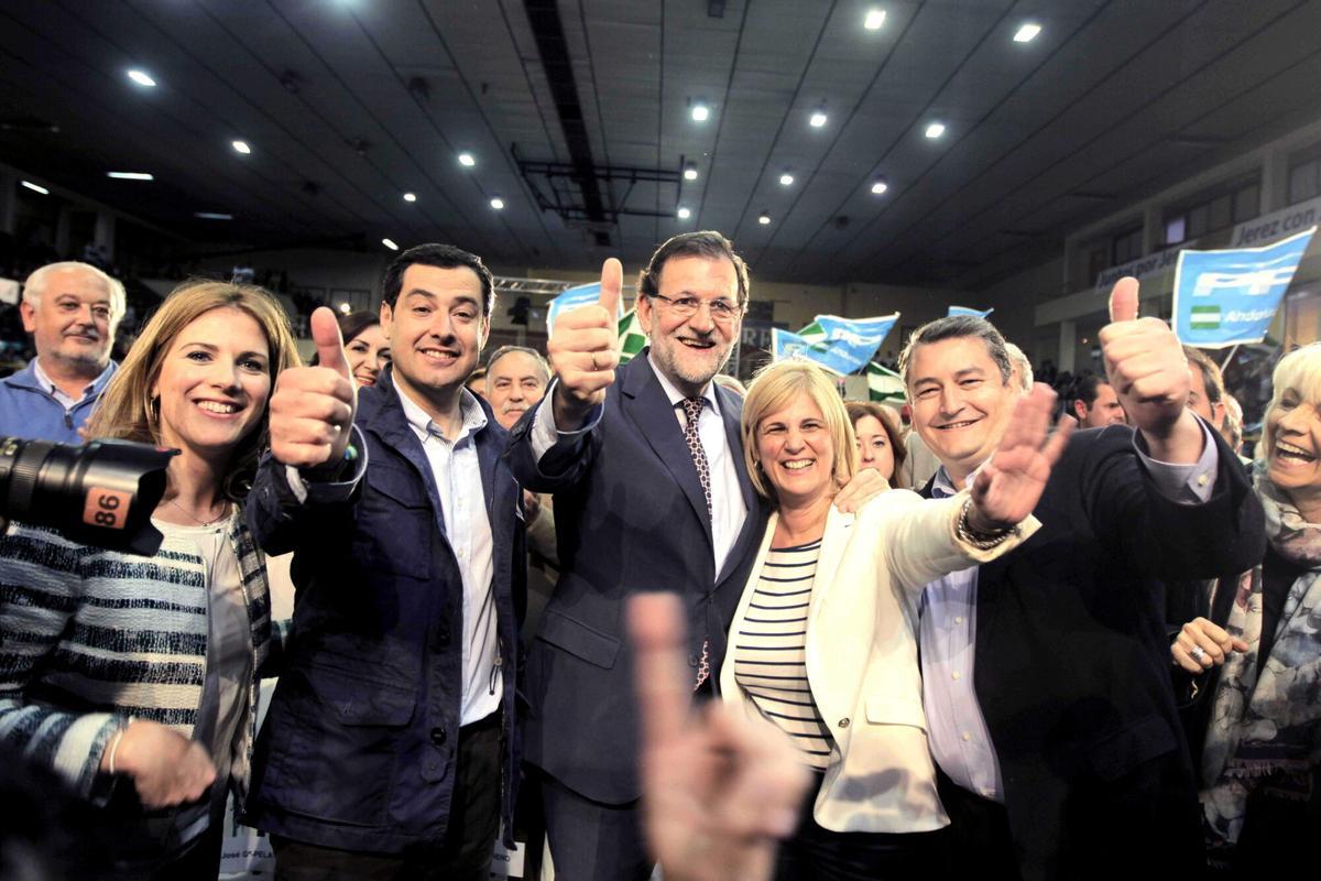 GRA396. JEREZ DE LA FRONTERA (CÁDIZ), 06/03/2015.- El presidente del Gobierno, Mariano Rajoy (c), junto a la candidata al parlamento de Andalucía Ana Mestre (i), al candidato popular a la Presidencia de la Junta, Juanma Moreno (2i), a la alcaldesa de Jerez de la Frontera, María José García Pelayo, y al delegado del Gobierno en Andalucía, Antonio Sanz, durante el acto del PP en la localidad gaditana de Jerez de la Frontera, dentro de la campaña electoral de los comicios andaluces del 22 de marzo.EFE/Victor Lopez