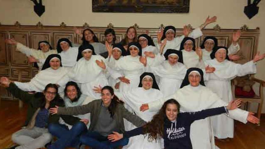 Las jóvenes y las religiosas que habitan el convento posan en una foto de familia durante el encuentro.