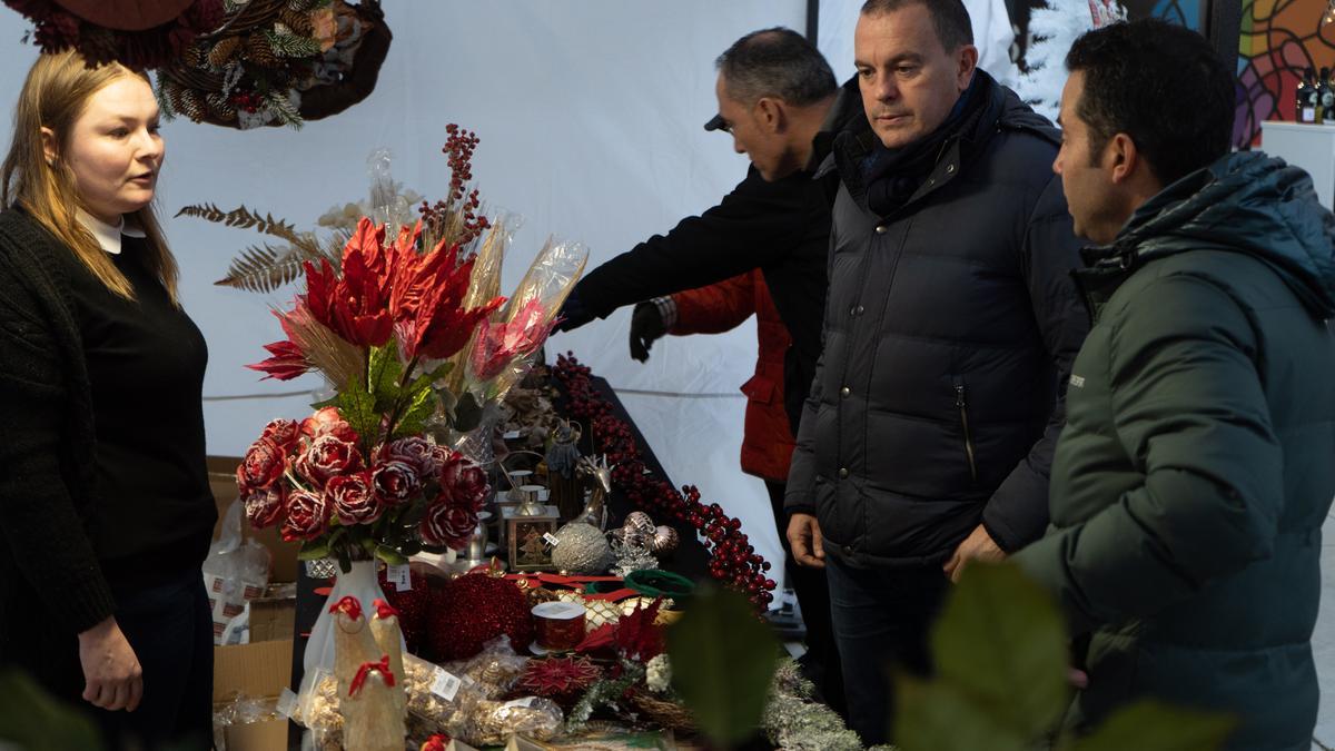 Francisco José Requejo en uno de los puestos del mercado navideño.