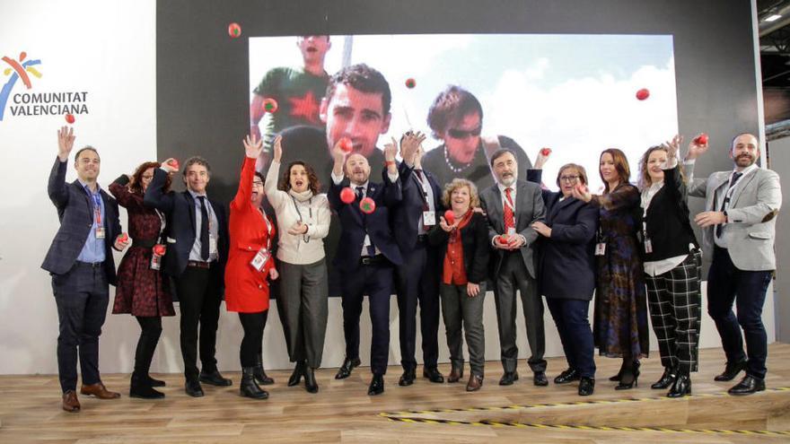 En Fitur también hay momentos para el esparcimiento, como cuando se tira tomates para presentar la Tomatina.